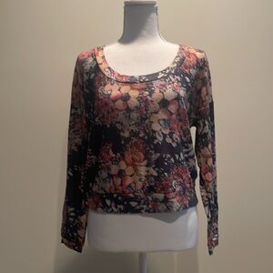 Delia’s Cropped Banded Floral Round Neck L/S Top. Small